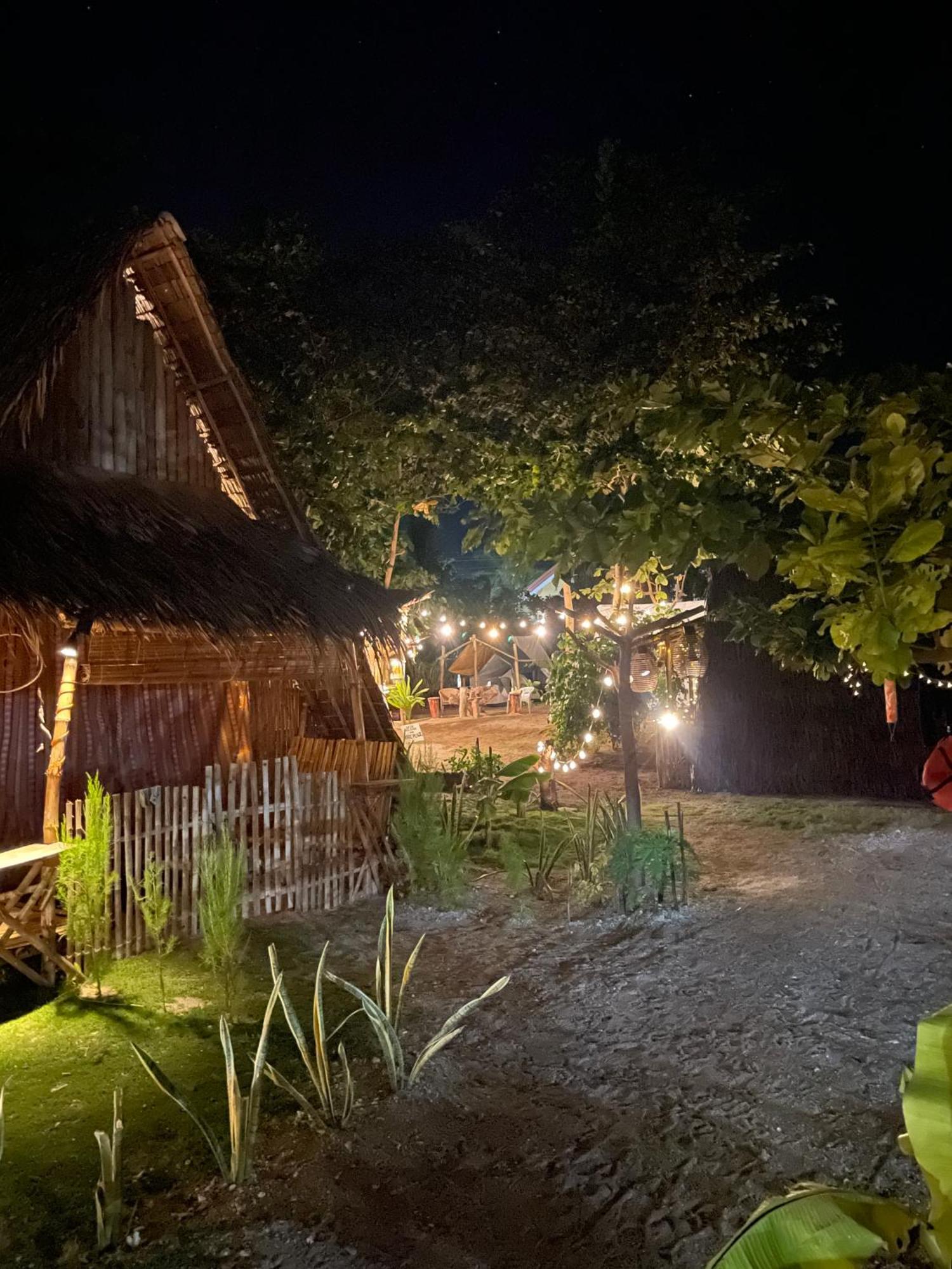 Tribal Huts Community Hostel Daanbantayan Екстериор снимка
