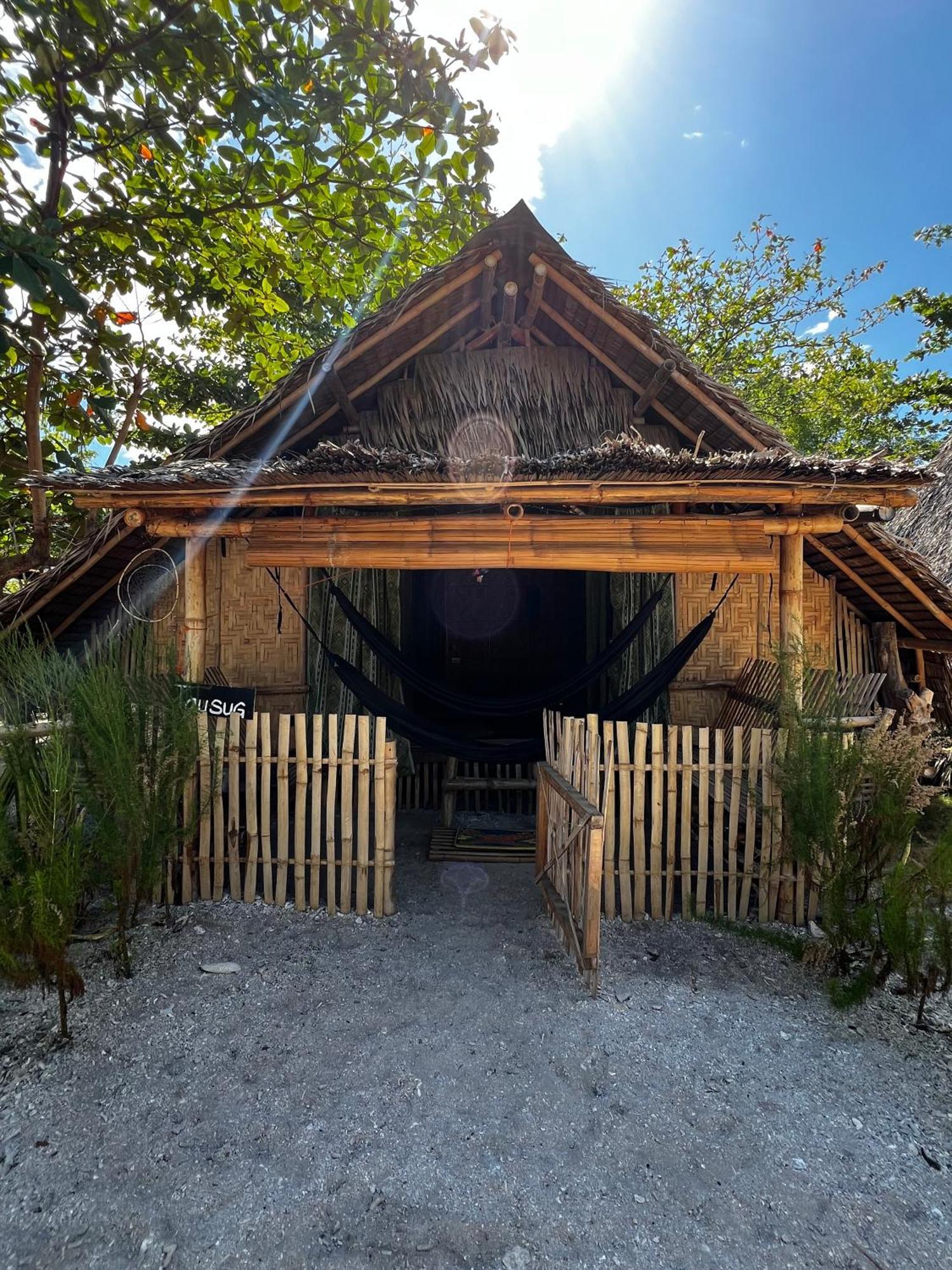Tribal Huts Community Hostel Daanbantayan Екстериор снимка